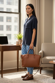 Chemise à boutons unisexe avec notre motif exclusif en surimpression "Fly like a bird"